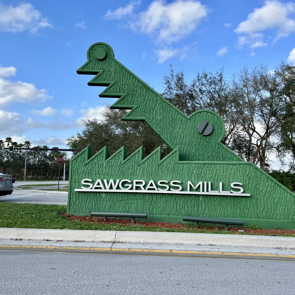 Essa é a logo do Sawgrass Mills Mall em Miami na Florida